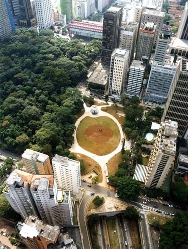 Figura 1 – Vista aérea da Praça Alexandre Gusmão, em cujo subsolo foi construída a garagem subterrânea