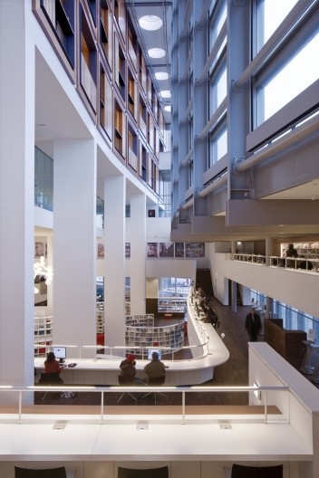 Biblioteca Pública de Amsterdã, Holanda. Jo Coenen & Co Architekten. 2007