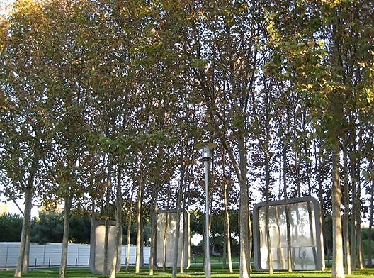 Elementos paisagísticos como arte pública e arte pública em contentores des escultura: Sem título