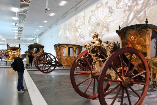Um dos pavilhões expositivos do Museu dos Coches, visto do nível do observador
