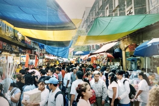 Rua central com vendedores ambulantes, Cidade do México, 2005