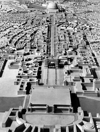 O urbanismo de Speer/Hitler tinha o sentido do grande eixo destinado a paradas suntuosas, e a vistas vertiginosas. Inspirado na pompa do século 17, nas grandes perspectivas de Versalhes. Algo que está presente no espírito moderno do tempo: pode ser reenc