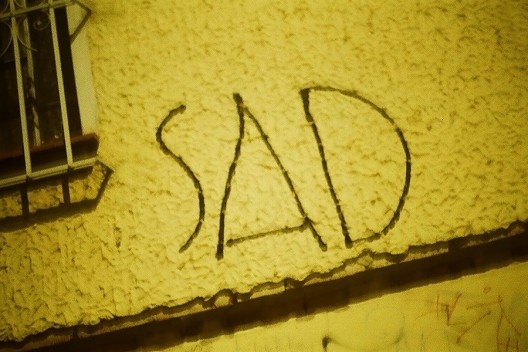 Canetão, muito usado em nível de solo, assim como o giz de cera e rabiscos que raspam a superfície com objetos duros. Capturado na rua João Moura, Pinheiros