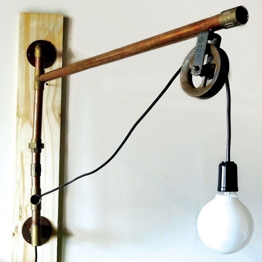 Luminária feita com sucata