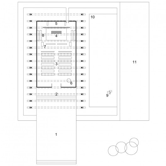 Planta baixa do conjunto edificado: 1. Adro; 2. Pórtico; 3. Nave; 4. Altar; 5. Sacristia; 6. Pia Batismal; 7. Púlpito; 8. Coro; 9. Torre; 10. Espelho d’água; 11. Atividades Sociais e Escola
