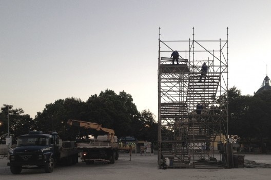Cota 10, na praça XV, Rio de Janeiro, montagem da estrutura. Grua arquitetos