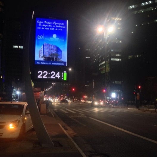 Relógio público na Avenida Paulita, São Paulo