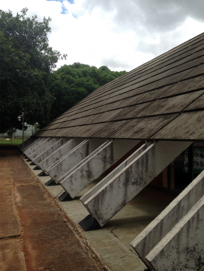 Detalhe da viga formato “U” e das placas de concreto pré-moldadas