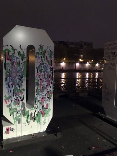 “Marée des Lettres” (Invisible Playground Network), obra participativa à margem do Rio Sena, percurso Centro