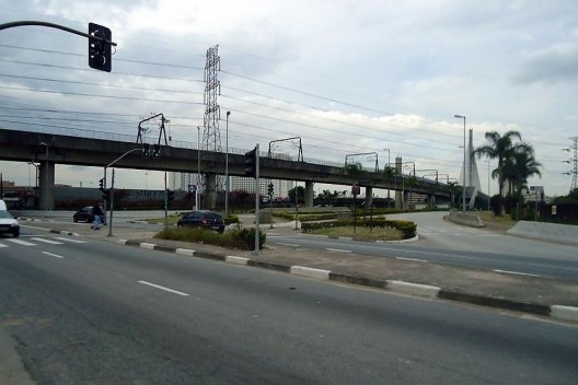 Ambiente urbano existente perante o observador situado na Av. Guido Caloi para estação de metrô