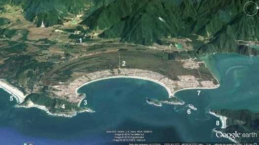 Praia da Pinheira em seu contexto geográfico: 1. BR 101; 2. Pinheira, Praia de Baixo; 3. Pinheira, Praia de Cima; 4. Vale da Utopia; 5. Guarda do Embaú; 6. Fortaleza N. Sra. da Conceição de Araçatuba (séc. 18); 7. Praia do Sonho; 8. Praia de Naufragados