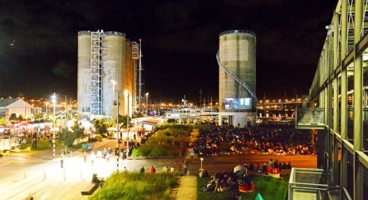 Silo Park, parte do Wynyard Quarter, com sessões de cinema ao ar livre, pequenas feiras e comidinhas nas noites de final de semana durante o verão, 2016