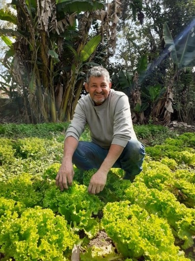 Durante a pandemia Covid-19, Sr. Benjamin na horta biodinâmica
