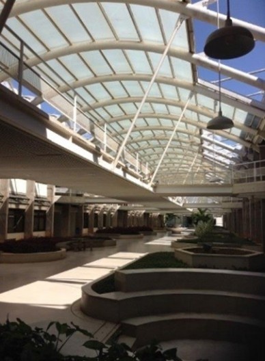 Passarela suspensa pelos arcos da cobertura translúcida, Instituto de Química UnB