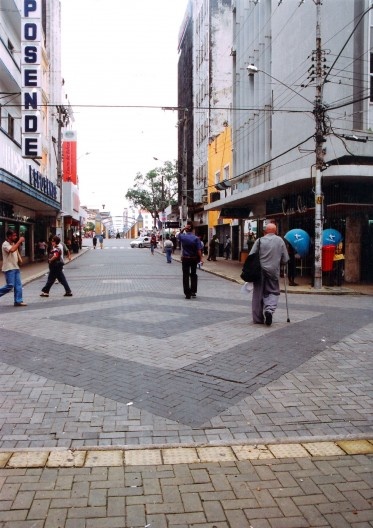 Avenida Guararapes. Tapetes em pedra portuguesa em meio ao piso de concreto intertravado