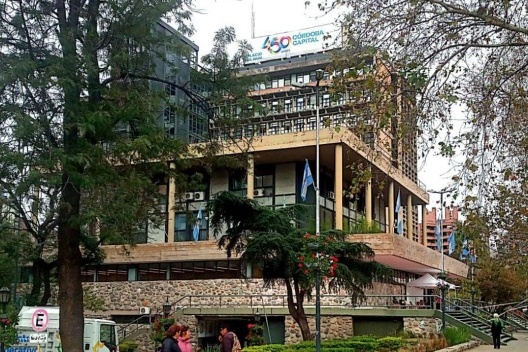 Edifício da Municipalidad de Córdoba, volumes articulados e base em pedra da região, arquitetos Santiago Sánchez Elía, Federico Peralta Ramos y Alfredo Agostini / Escritório Sepra
