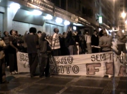 Concentração de ativistas no dia de ocupação de um imóvel ocioso e deteriorado