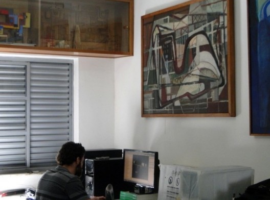 Escritório Burle Marx e Cia. com pintura de Roberto Burle Marx pendurada na parede