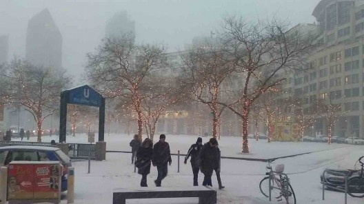Leipziger Platz em dia de nevasca. Saída secundária da estação de metrô Potsdamer Platz