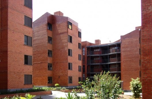 Conjunto Habitacional Copromo, Osasco SP. Projeto Usina / Centro de trabalhos para o ambiente habitado e construção por mutirão autogerido