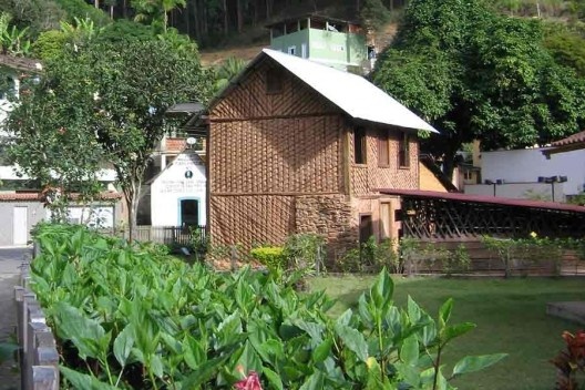 Casa Lambert e Capela de Nossa Senhora da Conceição (à esquerda), Santa Teresa ES