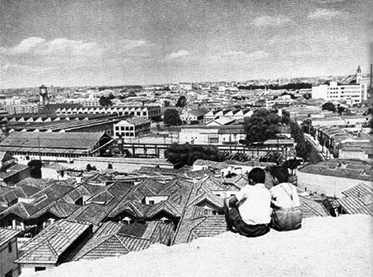 Imagem tomada do Morro do Piolho, no Cambuci. Em primeiro plano vemos as casas da Rua do Lavapés e ao fundo o conjunto da Light