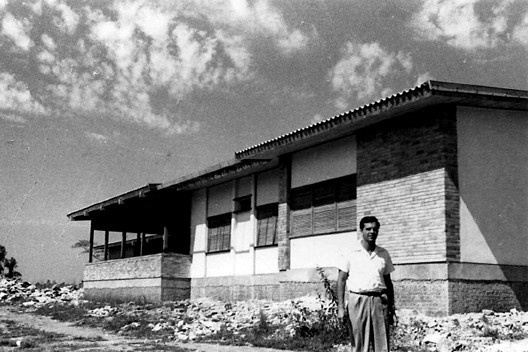 Arquiteto Rodolpho Ortenblad Filho na Casa da Fazenda Santa Cecília, Uchoa, 1955