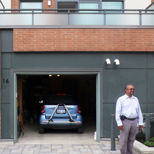 Barry Thomas, gerente do Regent Park, em frente às moradias duplex (townhouses) em fita