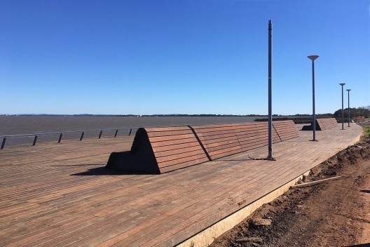 Deck em Itaúba com estrutura de aço e bancos executados com o mesmo material