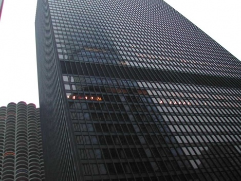 IBM Building, Mies van der Rohe (que morreu em 1969 antes do início da construção do prédio), com a Marina City ao fundo