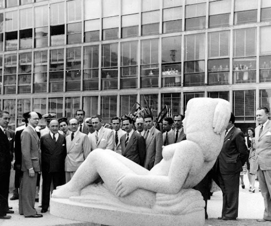 Getúlio Vargas e o ministro Gustavo Capanema (à sua esquerda) admiram a escultura “Mulher reclinada”, de Celso Antônio, durante a cerimônia de inauguração do prédio do Ministério da Educação e Saúde Pública, Rio de Janeiro, 3 de outubro de 1945