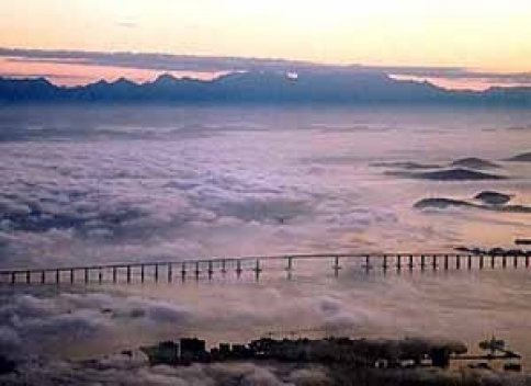 A ponte Rio-Niterói ao amanhecer