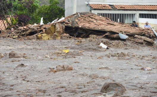 Distrito de Bento Rodrigues sob a lama liberada pelo rompimento de duas barragens de rejeitos da mineradora Samarco