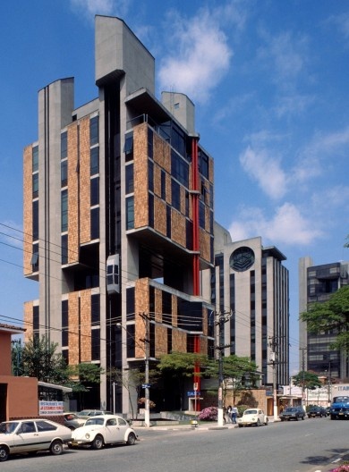 Edifício Ars, atual Edifício Oswaldo Arthur Bratke, São Paulo, 1982-1987. Arquitetos Carlos Bratke (autor), Lída Yamana, Kristin Karbach, Ramón Saenz (colaboradores)