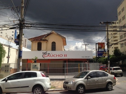 Residências históricas escondidas por muro de proteção e totens