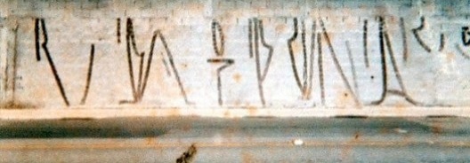 Pixo com a assinatura da gangue Cripta, imagem capturada a partir de um quadro na sala da casa de Djan Ivson Silva