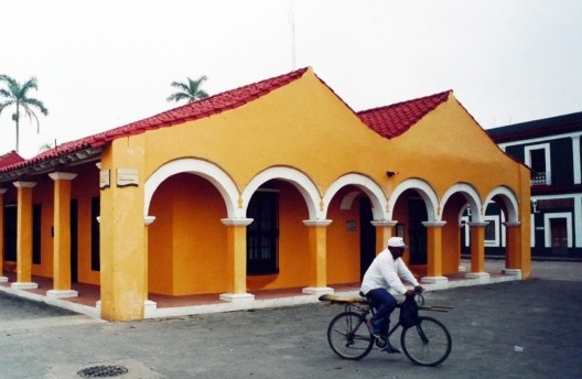 Tlacotalpan, edificação com arcadas, c. 2003