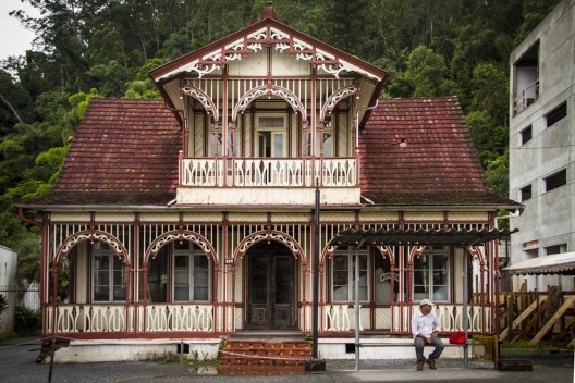 Casa Gropp, Blumenau. Raro exemplar de arquitetura de imigração alemã em madeira, com lambrequins nos beiras e varanda em estilo art nouveau. Construída em 1913, encontra-se em situação de abandono e arruinamento
