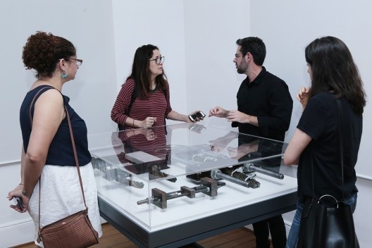 Exposição “Três pavilhões de Sérgio Bernardes”, mesa com peças em escala real