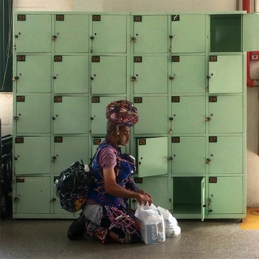 Homem ajoelhado em supermercado