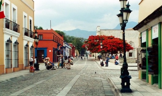 Oaxaca, rua de pedestres no centro antigo, c. 2003