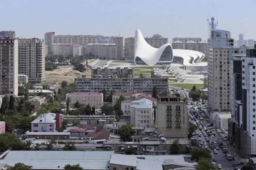 Vista de Baku, ao fundo Centro Cultural Heydar Aliyev, arquiteta Zaha Hadid, Baku, Azerbaijão, 2012