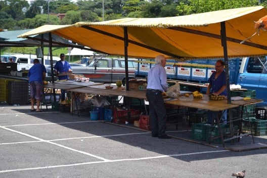 Processo de desmontagem de uma barraca: compactação do material de vedação da mesa e estrutura da mesa exposta