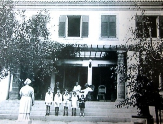 Fachada posterior do imóvel, com a indicação das colunas e parte da família, inclusive o Othon e Maria Amalia, em 1938