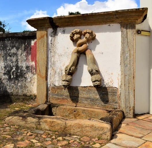 Chafariz de São Pedro, com serpentes representadas ao gosto do século 18, Mariana MG, 2014