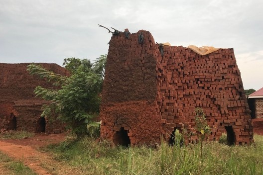Estudo sobre as técnicas locais e visita as escolas primárias em Karamoja, do Studio FH