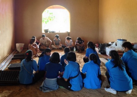 Visita dos alunos da escola local a casa de adobe, Tailândia, agosto, 2016