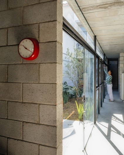 Casa Vila Matilde, corredor da cozinha e pátio interno. Terra e Tuma arquitetos