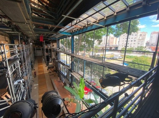 A rua, o Teatro Oficina e o futuro além das janelas
