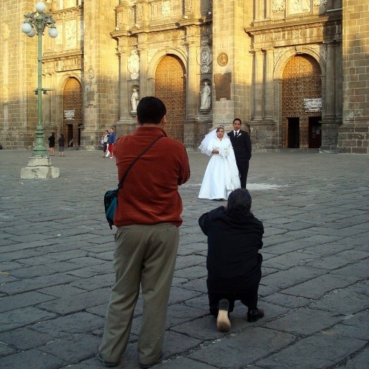 Fotógrafos podem estar de prontidão protegidos na sombra do sol inclemente de Puebla...